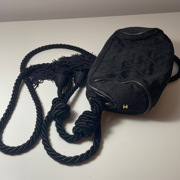 AUTHENTIC VINTAGE CHANEL CROSS BODY POUCH SATIN BLACK TASSLE - Picture 2 of 15